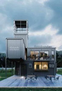 Render de local con contenedores marítimos grises apilados, terraza de madera y mesas al anochecer